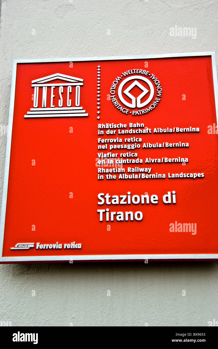 Schild am Rhaetische Bahn Schiene station deklarierenden UNESCO Welterbe Rhätische Bahn Albula Bernina Express Tirano Italien Stockfoto