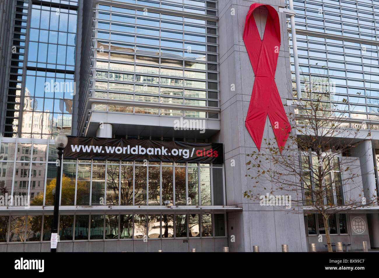 AIDS-Band auf der Welt Bank Headquarters Building, Washington, DC Stockfoto