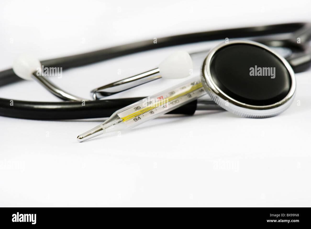 Stethoskop und Thermometer: ein Arzt-Tools auf weißem Hintergrund Stockfoto