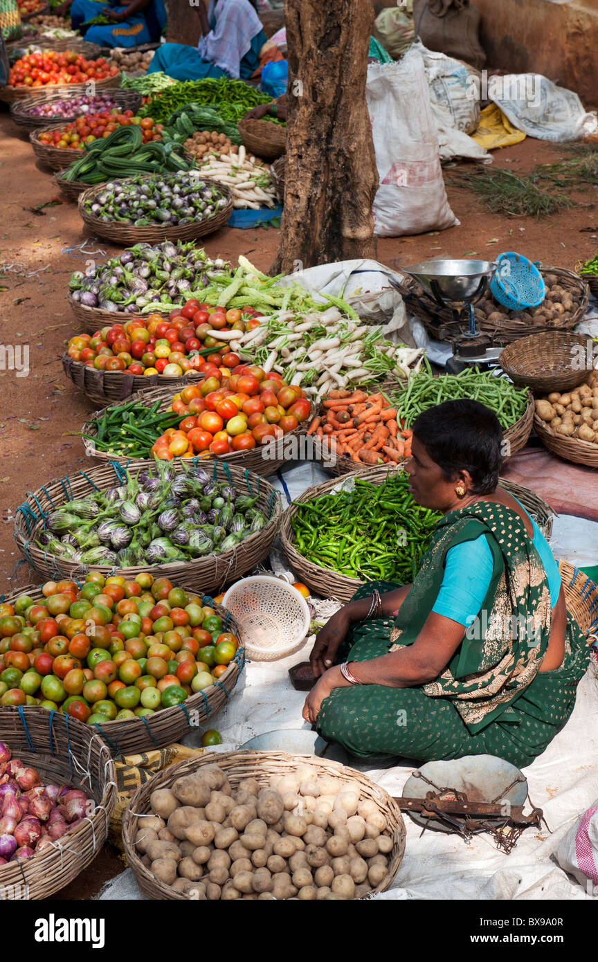 Indische Straße Markt verkaufen Obst, Gemüse. Andhra Pradesh, Indien Stockfoto