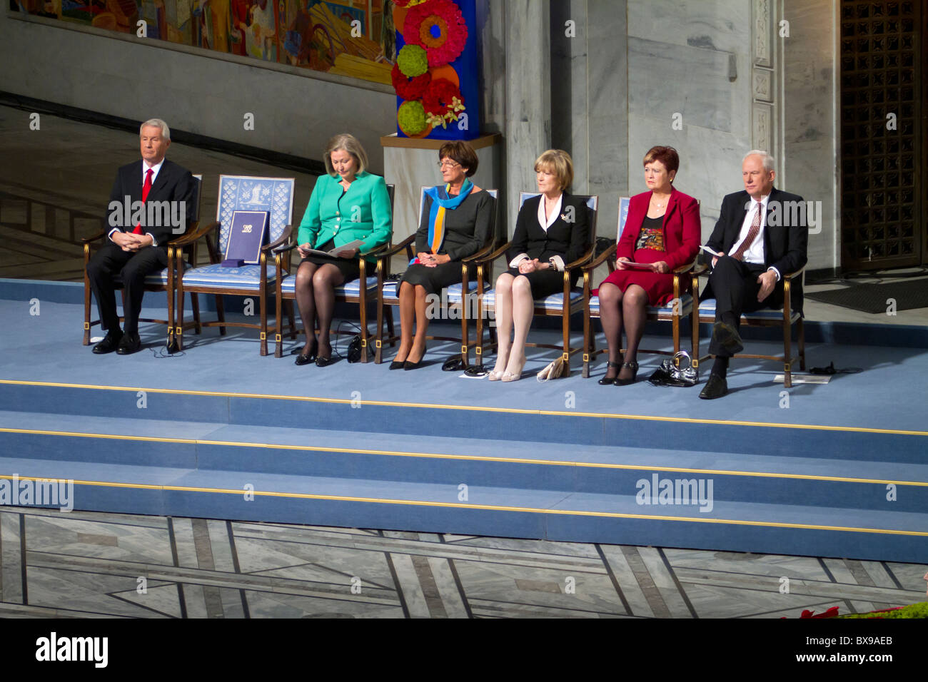 Inhaftierten chinesischen Dissidenten Liu Xiaobo erhielt den Friedensnobelpreis in Abwesenheit am 10. Dezember 2010, in einer feierlichen Zeremonie in Oslo City Hall. Liu Xiaobo wurde von einem leeren Stuhl bei der Veranstaltung vertreten. Auf dem Stuhl stellte den Friedens-Nobelpreis-Diplom und Medaille. Saßen auf der Estrade der fünf Mitglieder des norwegischen Nobelkomitees. (Foto: Scott London) Stockfoto