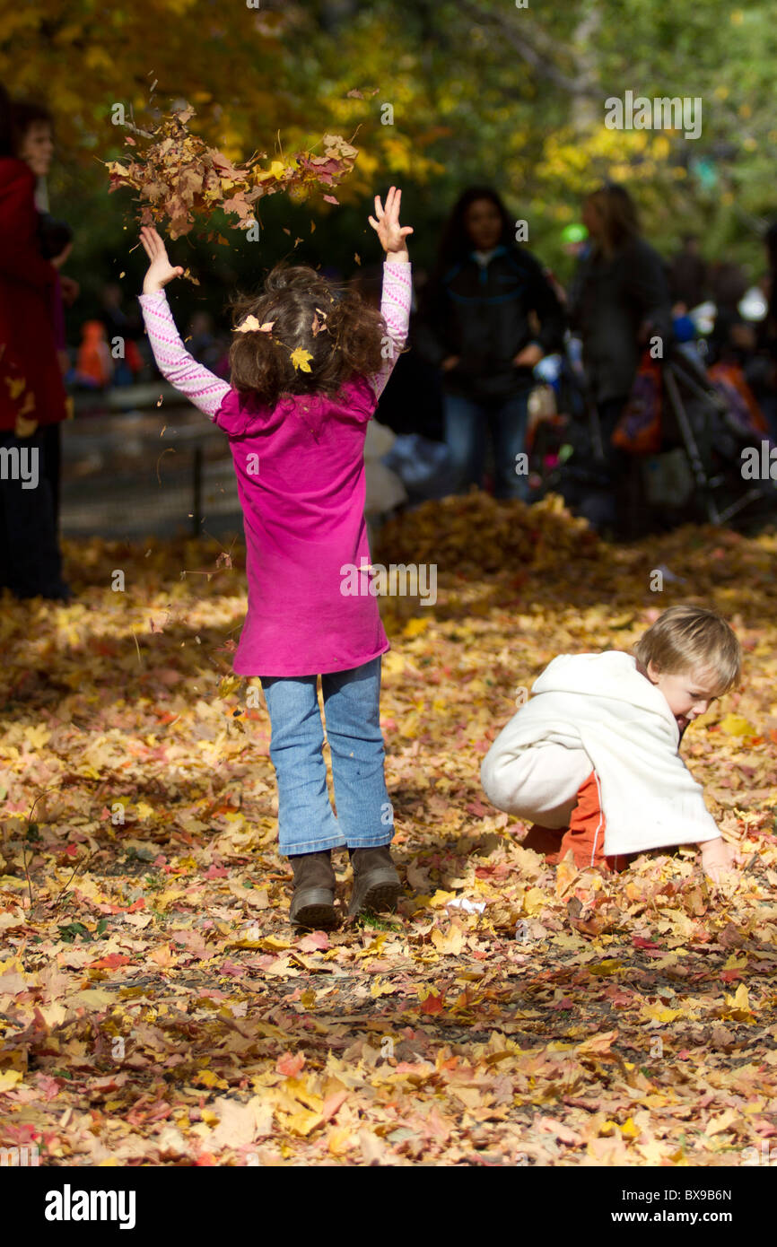 Zwei Kinder spielen in einem Blatt Haufen bei einem Halloween-Festival im New Yorker Central Park Stockfoto
