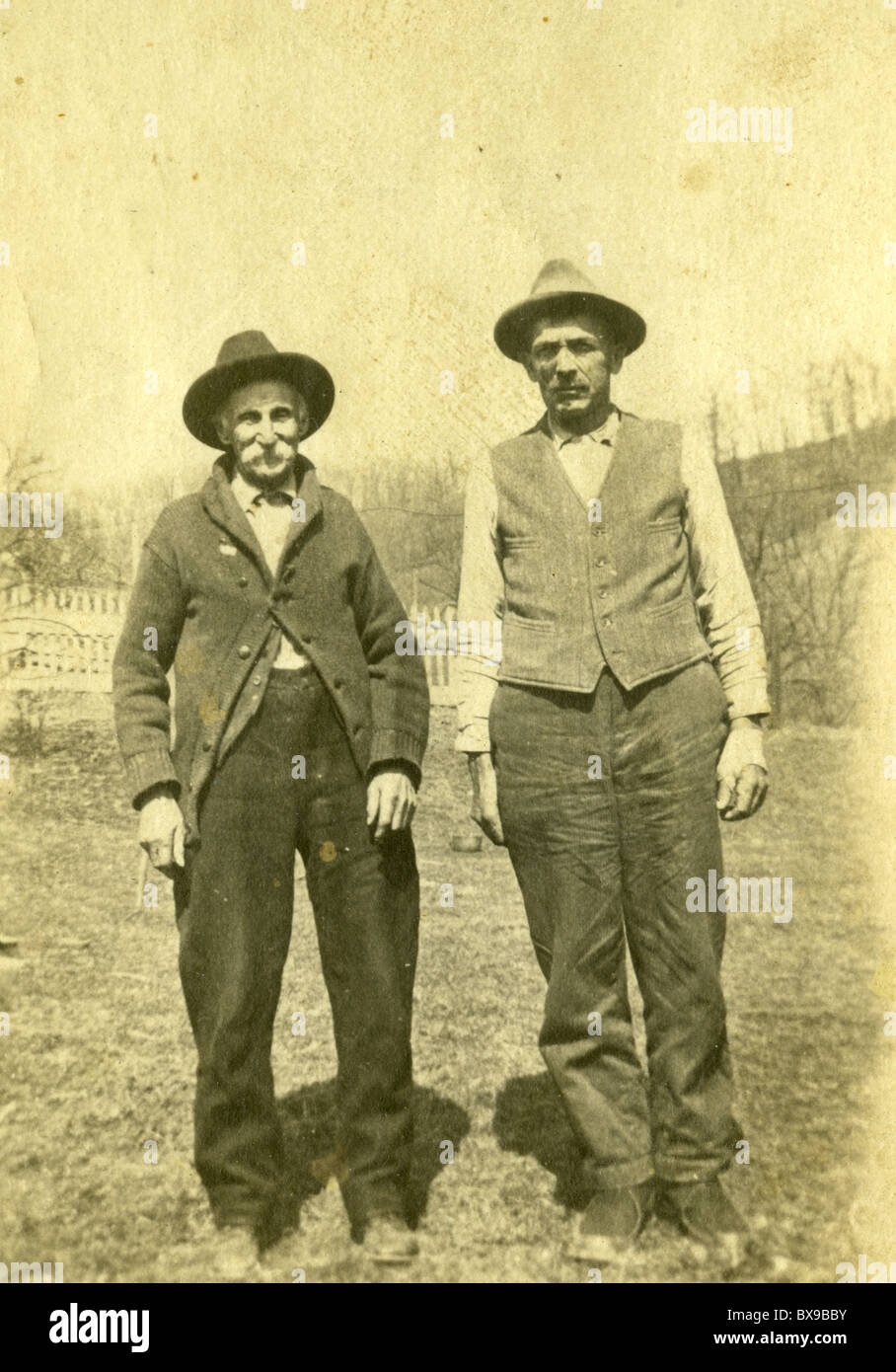 Vater und Sohn auf dem Bauernhof im ländlichen Amerika während der 1920s 1930s Americana schwarz und weiß Stockfoto