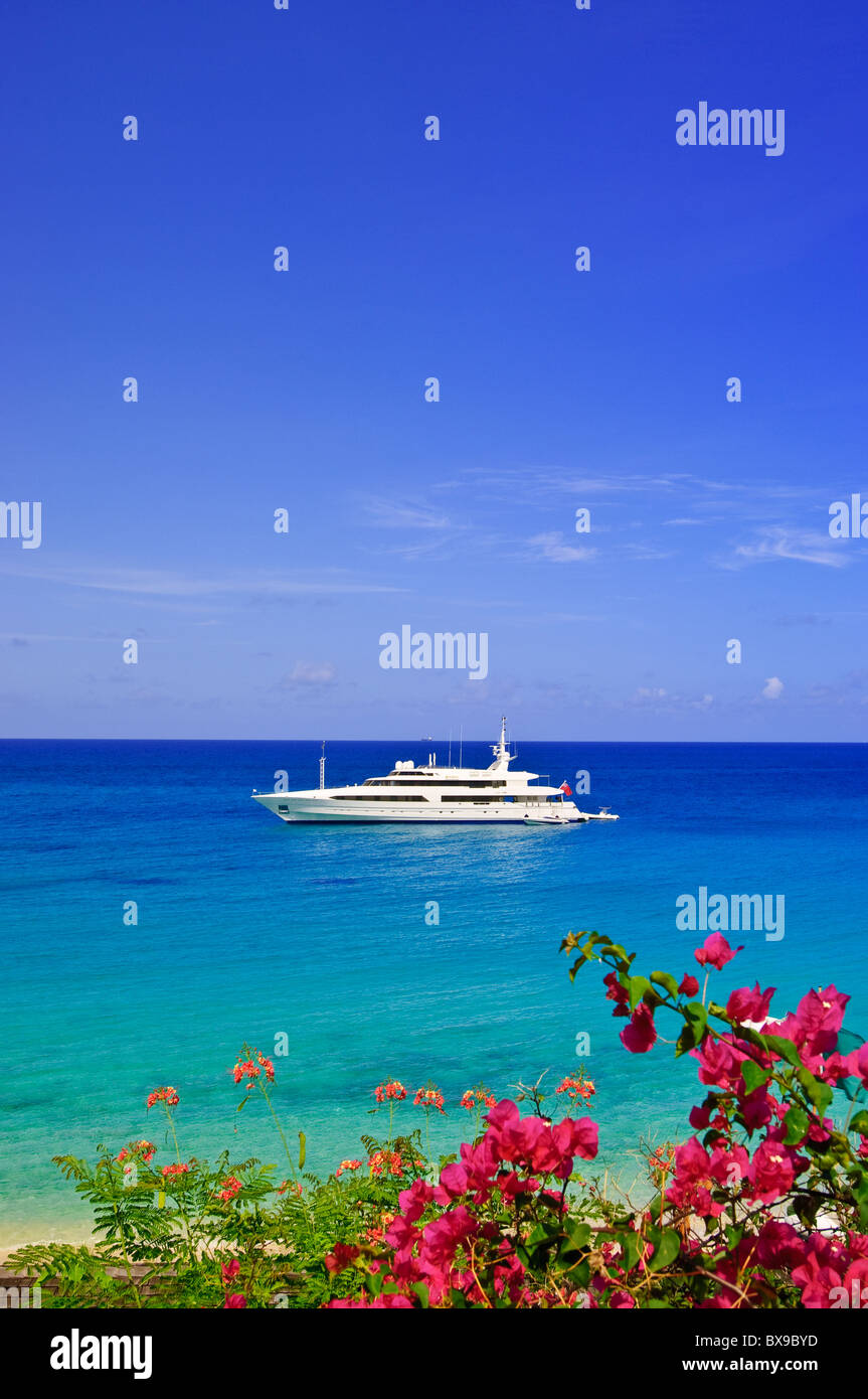 Luxus-Yacht vor Baie Longue Long Bay Beach St. Maarten, St. Martin, Karibik Stockfoto