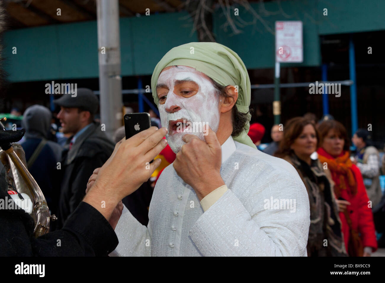 Ein Mann mit seinem iPhone um zu schminken auf der 2010-Halloween-Parade in Greenwich Village in New York City Stockfoto