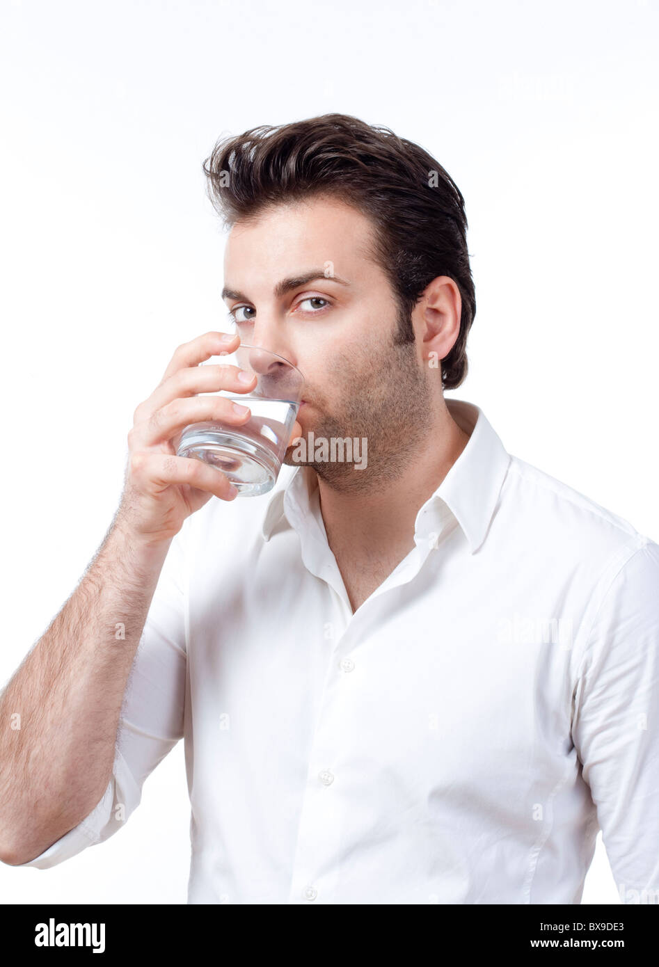 Mann in Glas Wasser nachschlagen - isoliert auf weißem Hemd Stockfoto