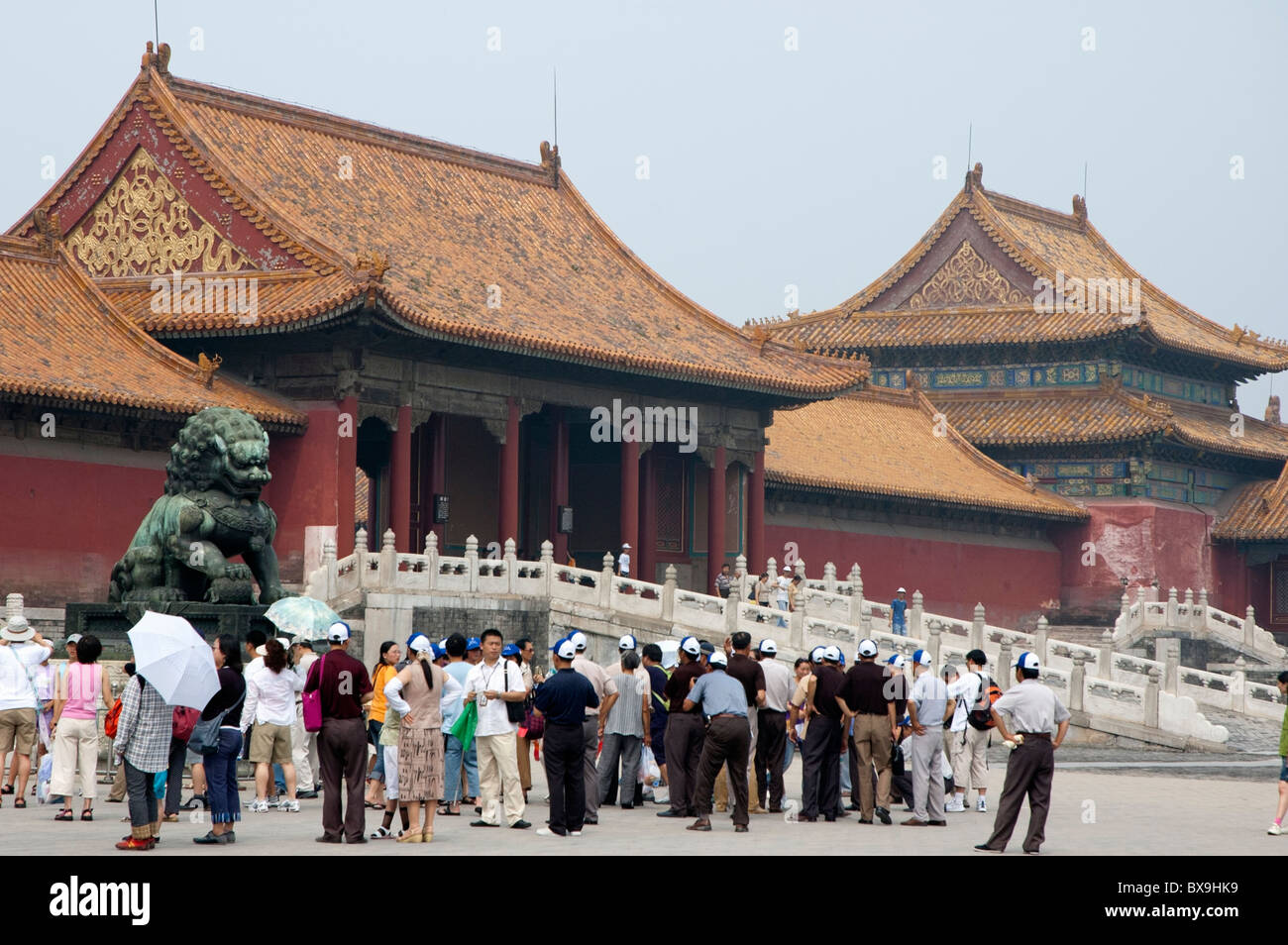 Massen von Touristen stehen warten auf das Taihemen Tor auf dem Weg in die Verbotene Stadt, Peking, China betreten. Stockfoto