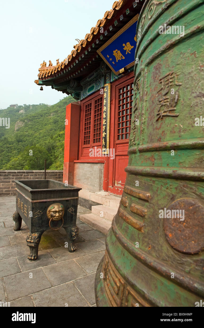 Riesigen Bronzeglocke außerhalb eines Pavillons auf der chinesischen Mauer, Juyongguan Gate in der Nähe von Badaling, China. Stockfoto