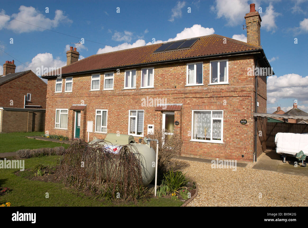 Semi-Einfamilienhaus mit Sonnenkollektoren und Öl-Zentralheizung Norfolk UK Stockfoto