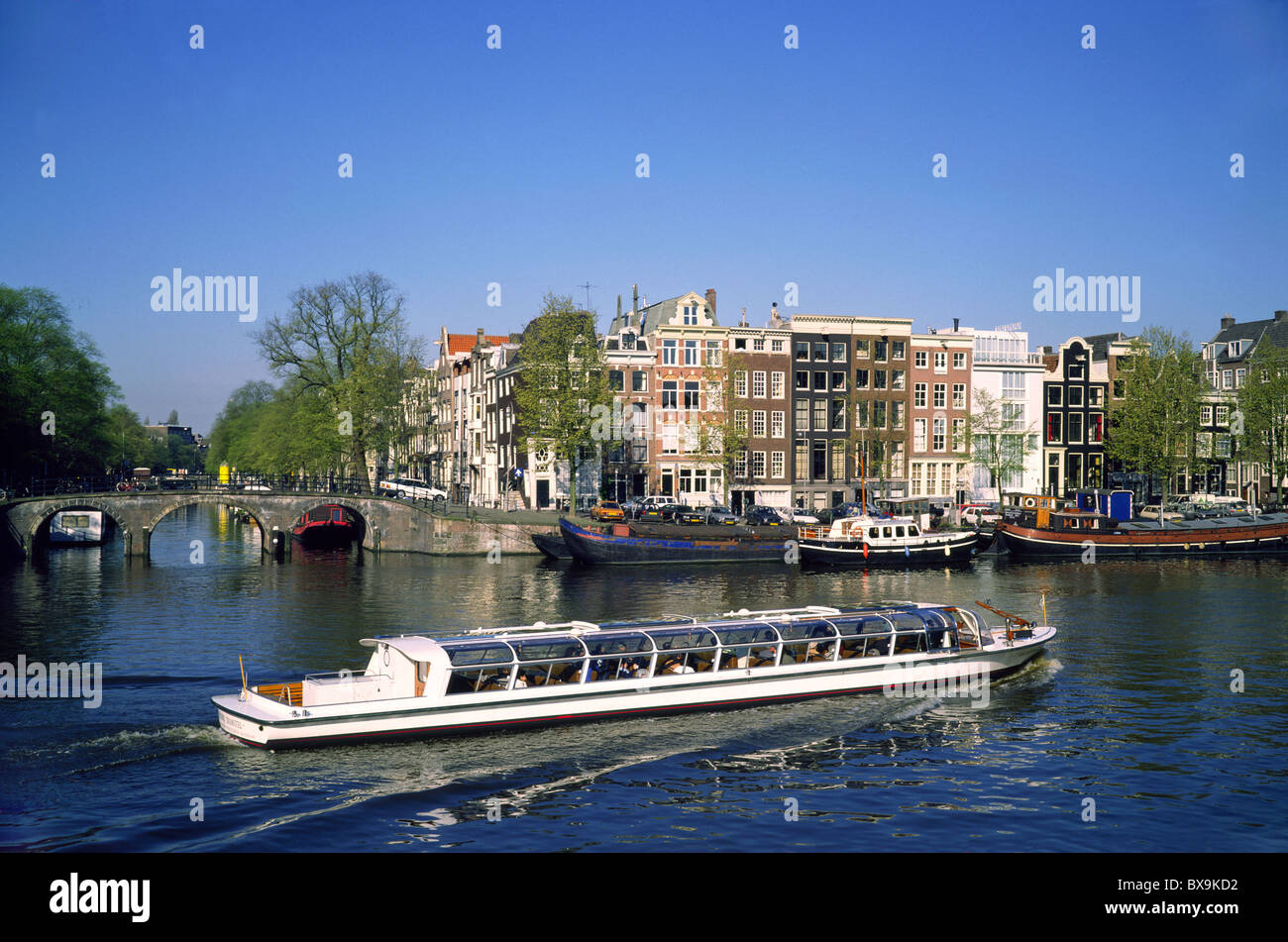 Amsterdam, Amstel Kanal und Kanalboot Stockfoto