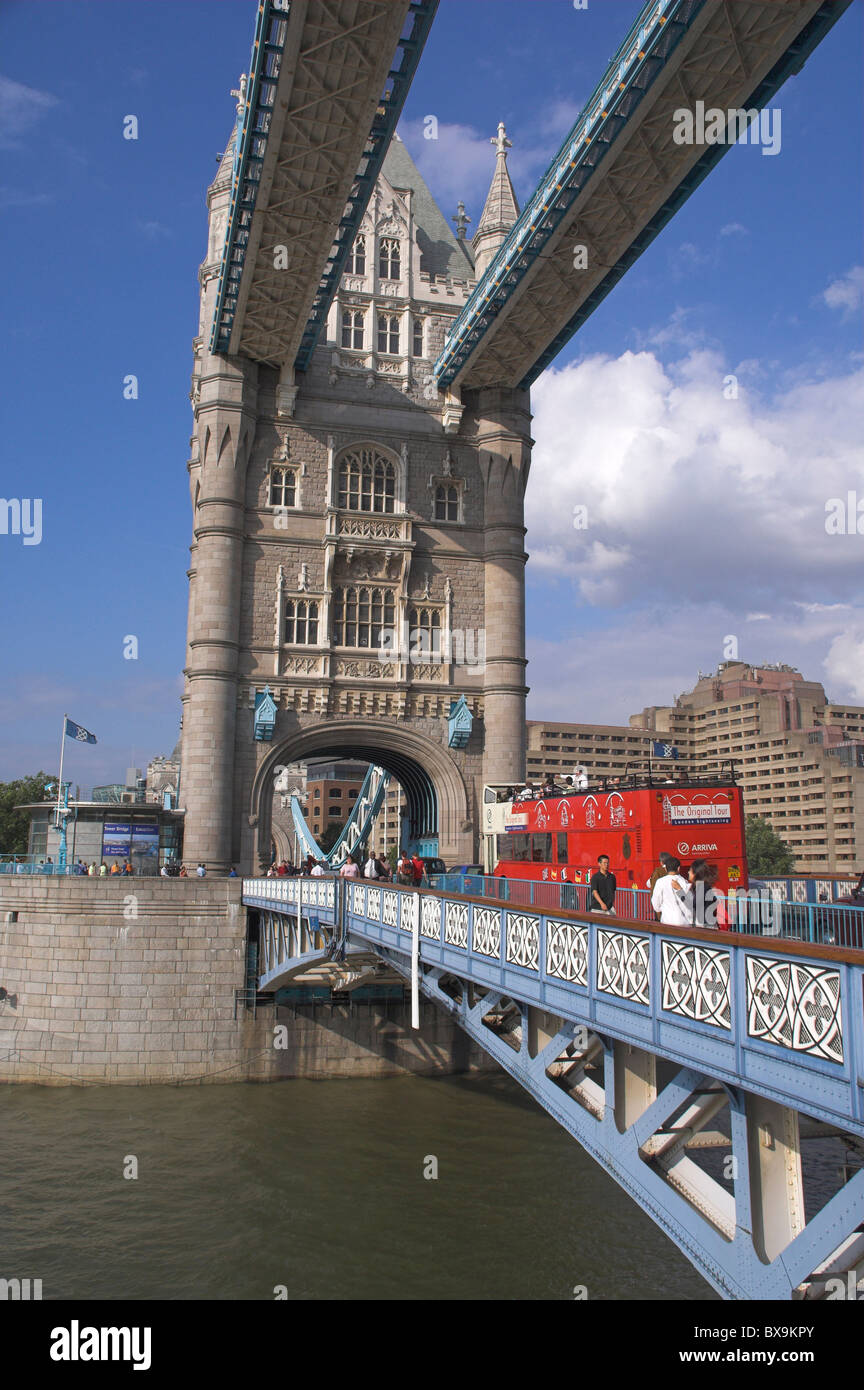 London, Tower Bridge, tagsüber Stockfoto