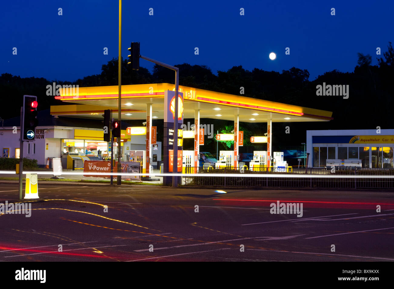 Tankstelle Shell Abenddämmerung Vorplatz Stockfoto
