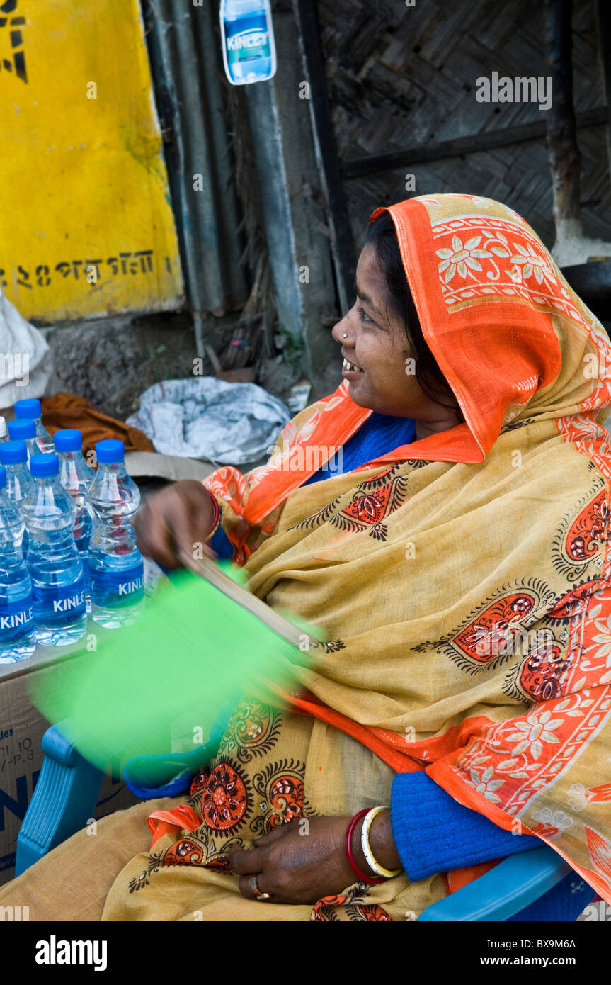 Eine Frau, die fliegen Weg in Westbengalen zu erschrecken. Stockfoto