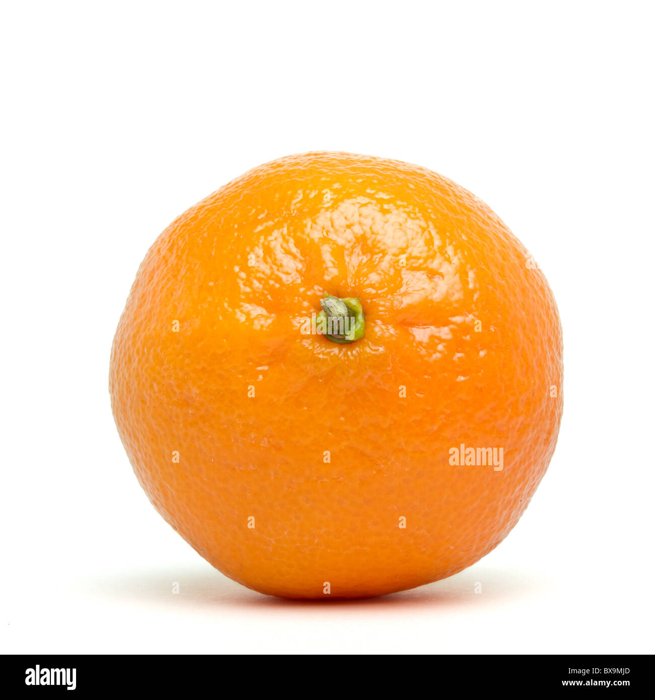 Clementine aus niedrigen Perspektive isoliert auf weiss. Stockfoto