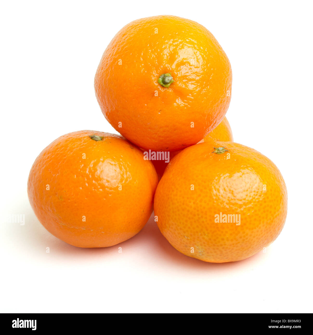 Die clementinen aus der geringen Perspektive auf weißen isoliert. Stockfoto