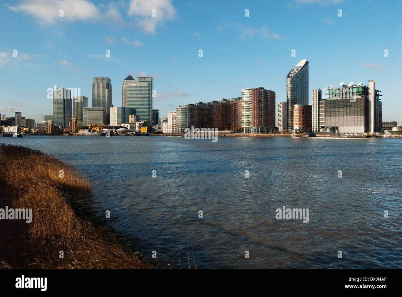 Ein Lastkahn gezogen auf der Themse in der Nähe von Canary Wharf Docklands East London UK Stockfoto