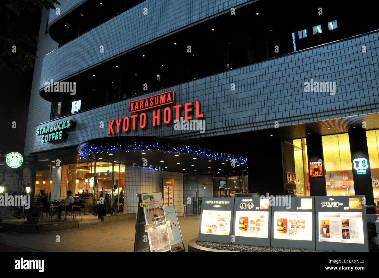 Hotel in Kyoto bei Nacht, Kyoto, Japan Stockfoto
