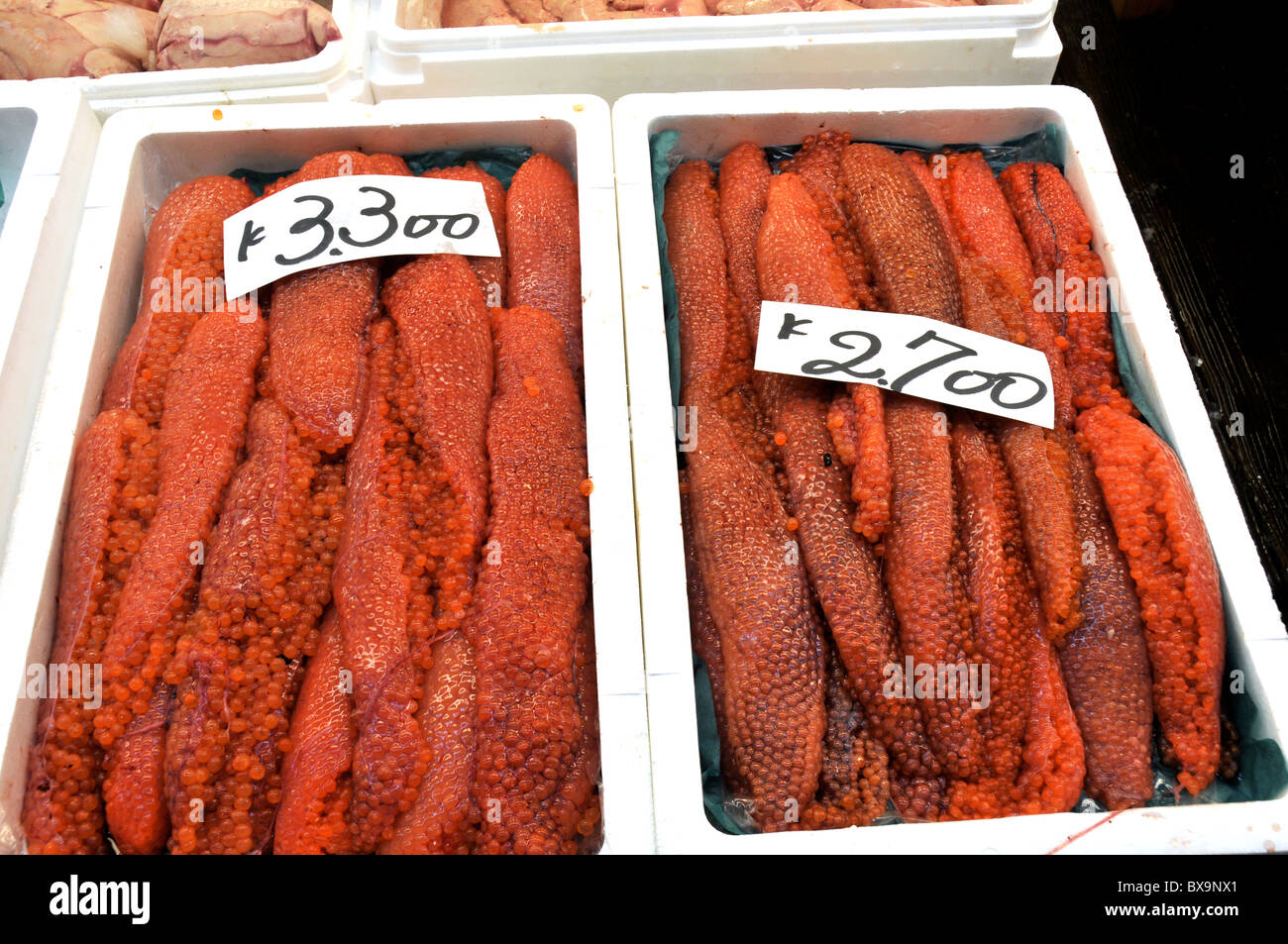 Fischeier auf dem Fischmarkt in Tokyo, Japan