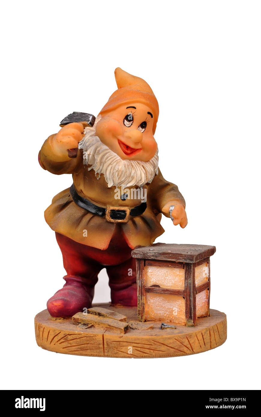 Gnome mit einem weißen Bart mit Hammer arbeiten Stockfoto