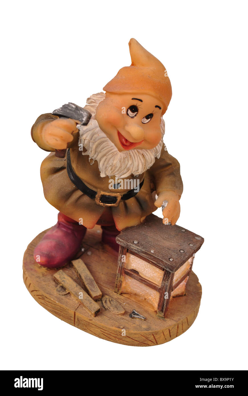 Gnome mit einem weißen Bart mit Hammer arbeiten Stockfoto