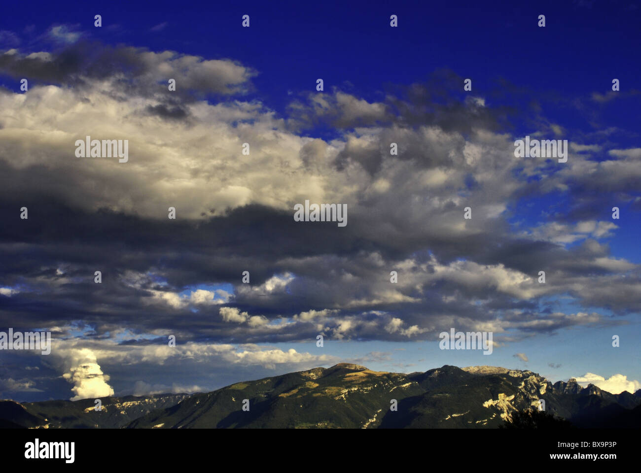 Landschaft-Himmel mit Wolken und Berge Stockfoto