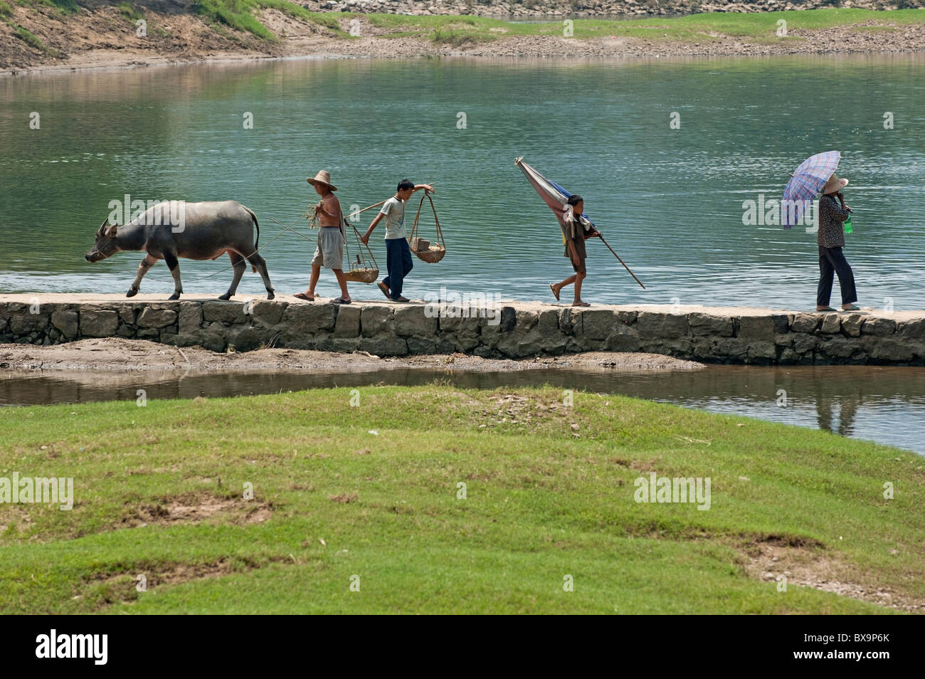 China - Passanten an den Ufern des Flusses Li, in Fuli, Guangxi, China. Stockfoto