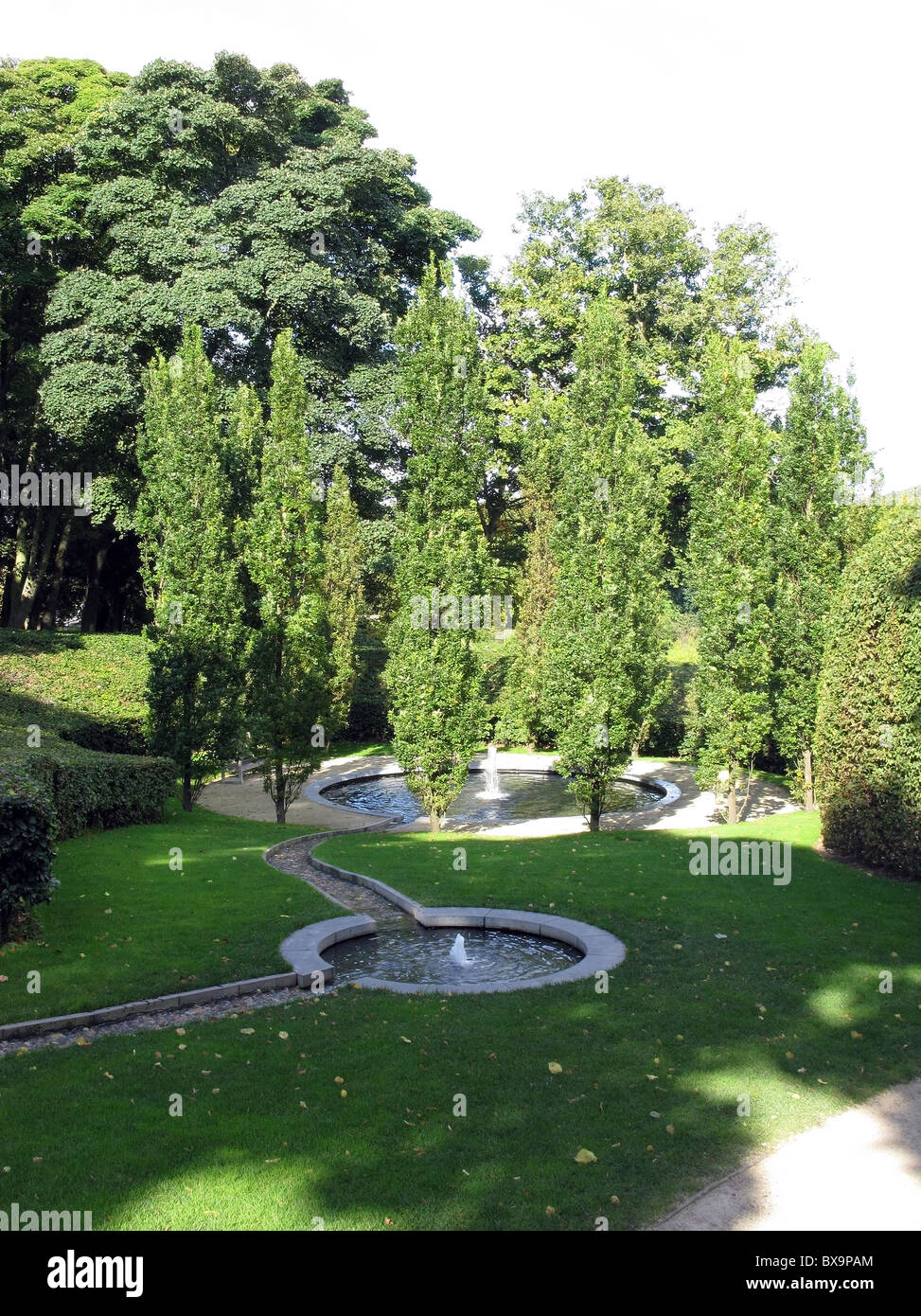 Zwei Pools mit Brunnen in einer ruhigen Ecke von Alnwick Castle Gardens, Alnwick Castle, Alnwick, Northumberland, England, UK. Stockfoto