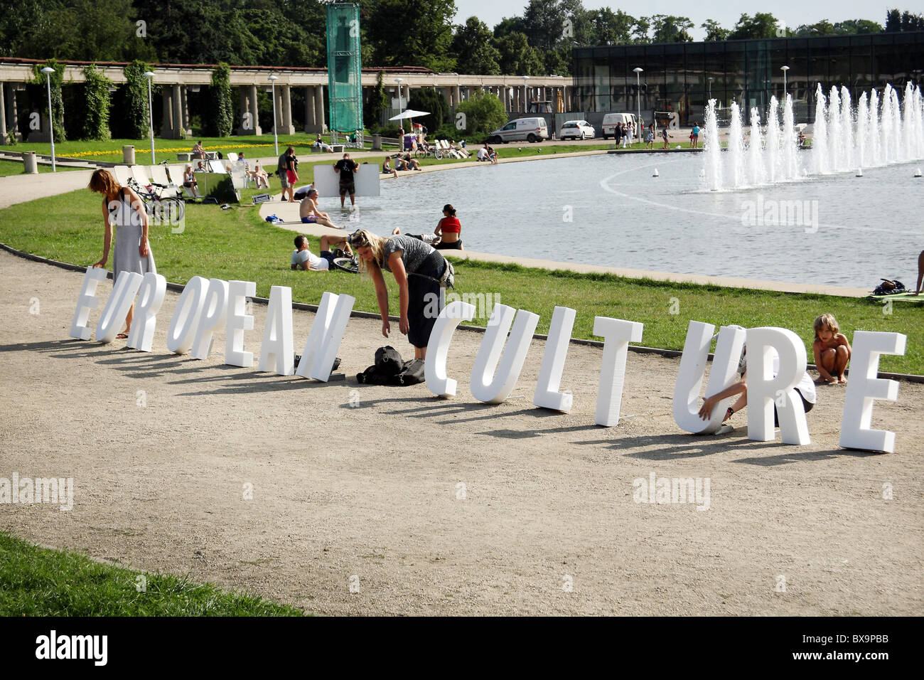 Künstler machen Satz "Europäische Kultur" dargelegt in weißen Druckbuchstaben. Stockfoto