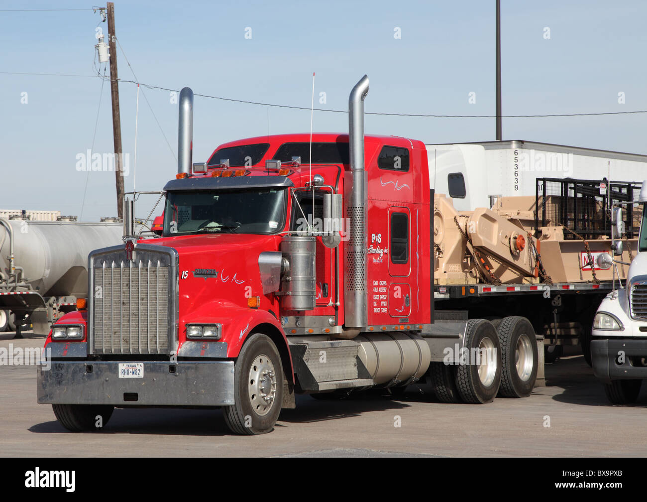 P & S Trucking roten LKW, Route 35, Texas Stockfoto