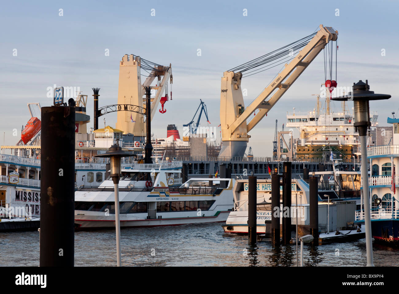 Fähren und Kräne im Hamburger Hafen. Stockfoto