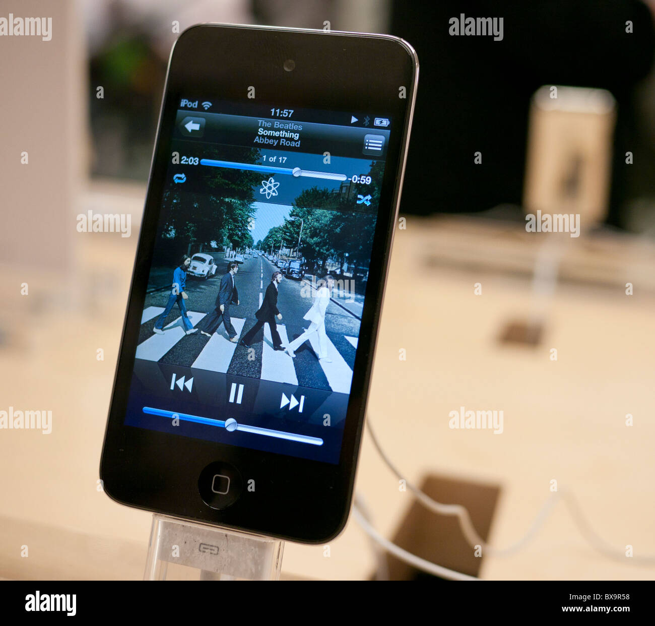 Ein Ipod auf dem Display in den Apple Store Spielen Abbey Road von den Beatles Stockfoto
