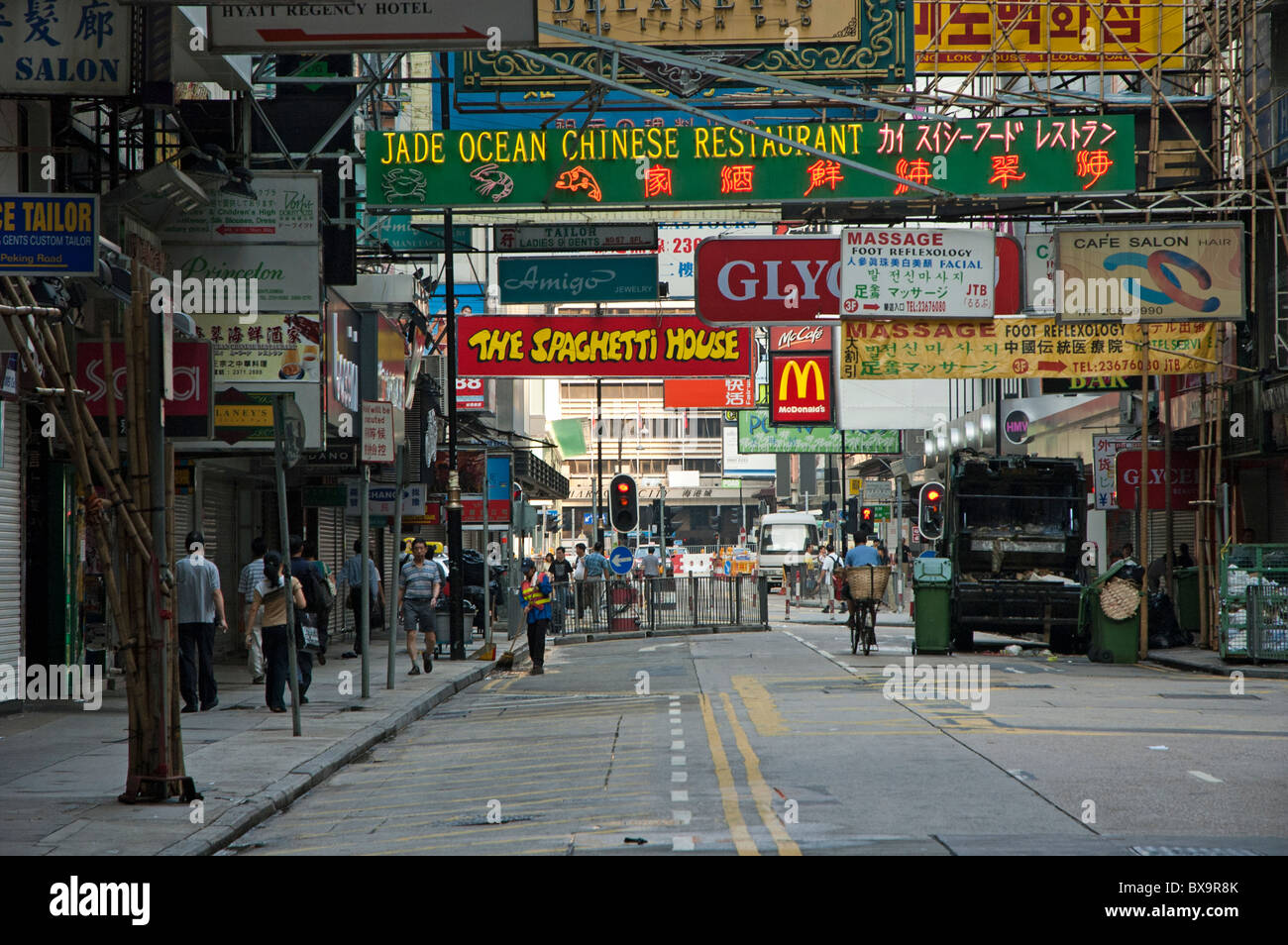 Nathan Road, Kowloon, Hong Kong, China - am frühen Morgen. Stockfoto