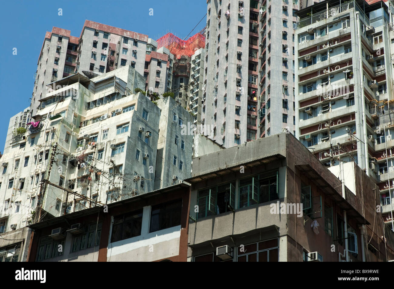 Gebäudefassaden in Aberdeen, Hong Kong Island, Hongkong, China. Stockfoto