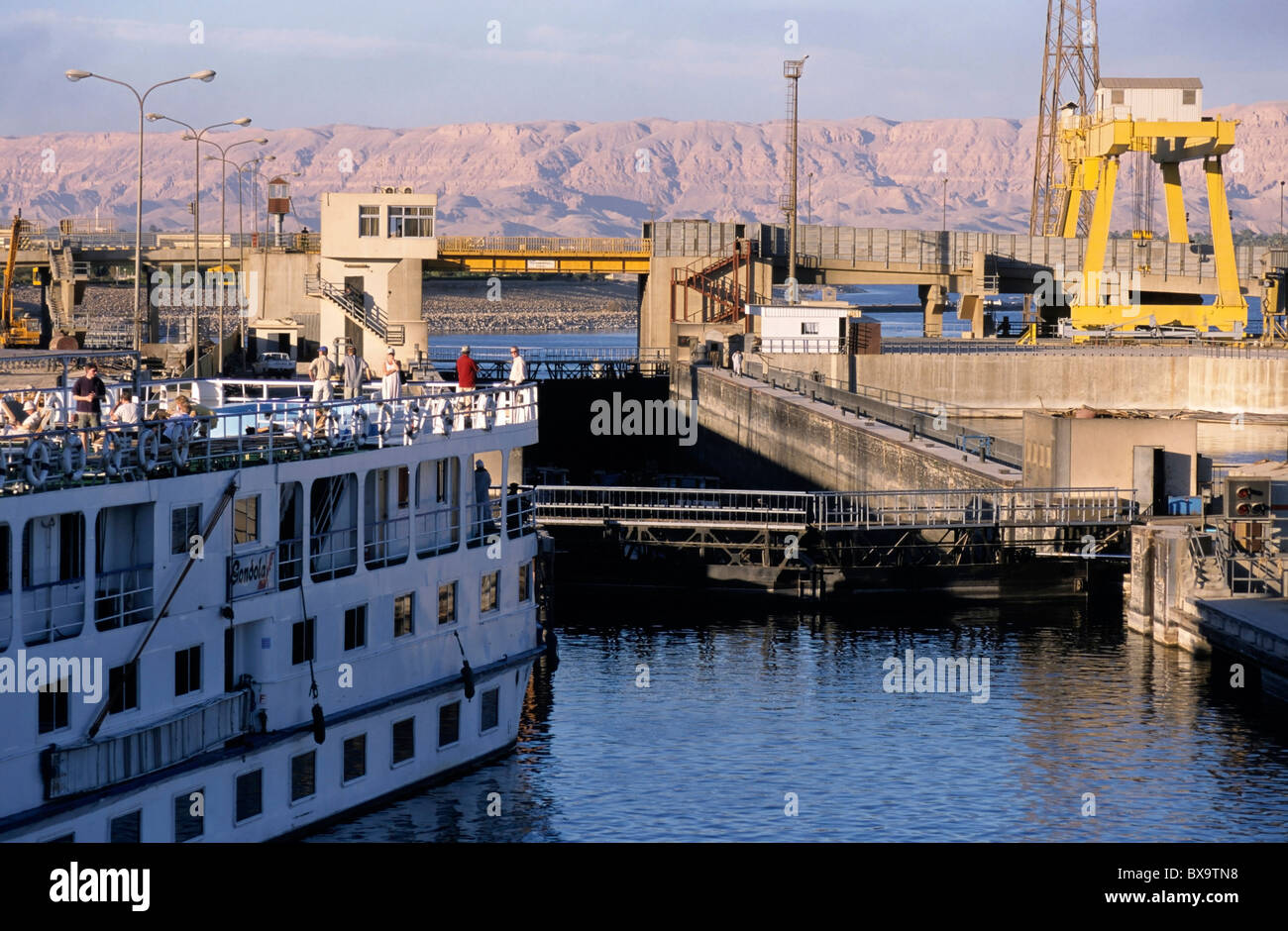 Nil-Kreuzfahrt Schiff warten darauf, durch die Schleuse passieren / Schleuse bei Esna, Ägypten. Stockfoto