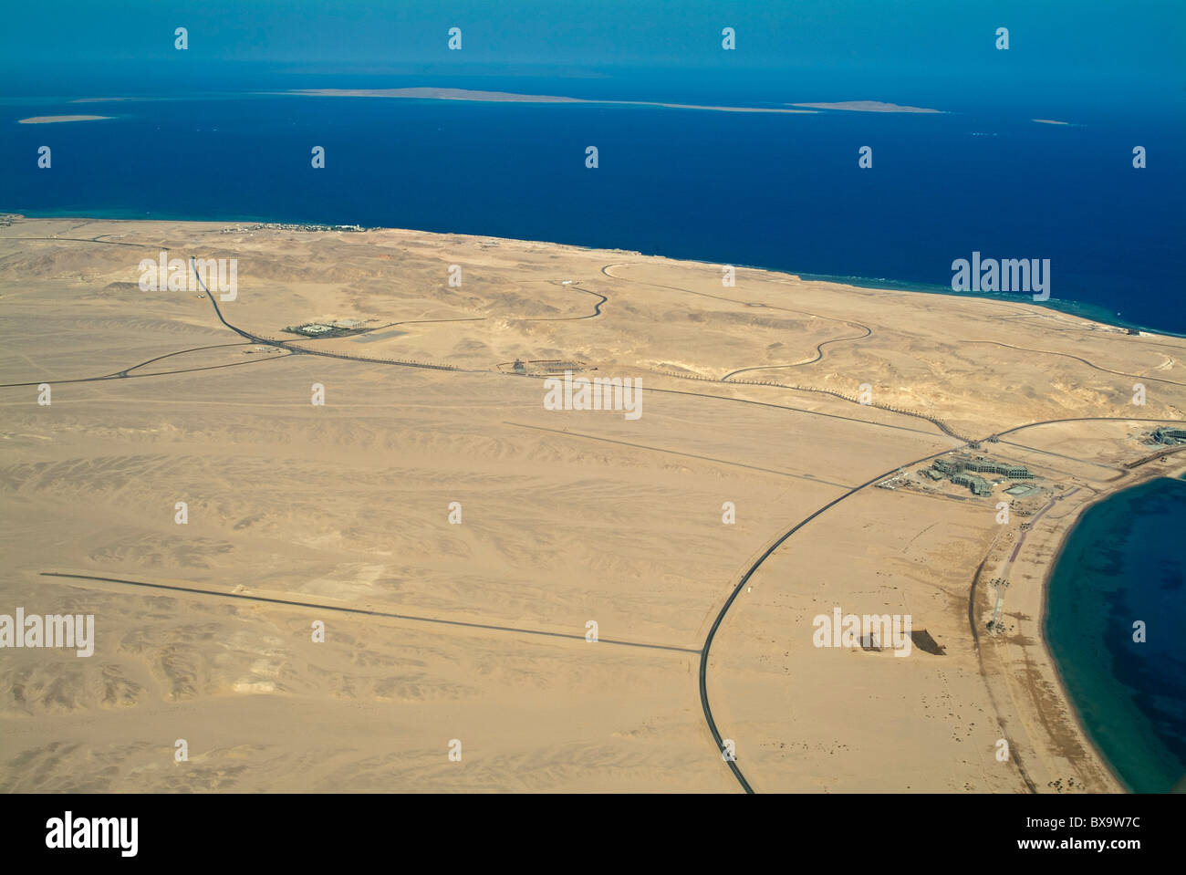 Blick auf Wüste Küste und Meer, Hurghada, Rotes Meer, Ägypten. Stockfoto