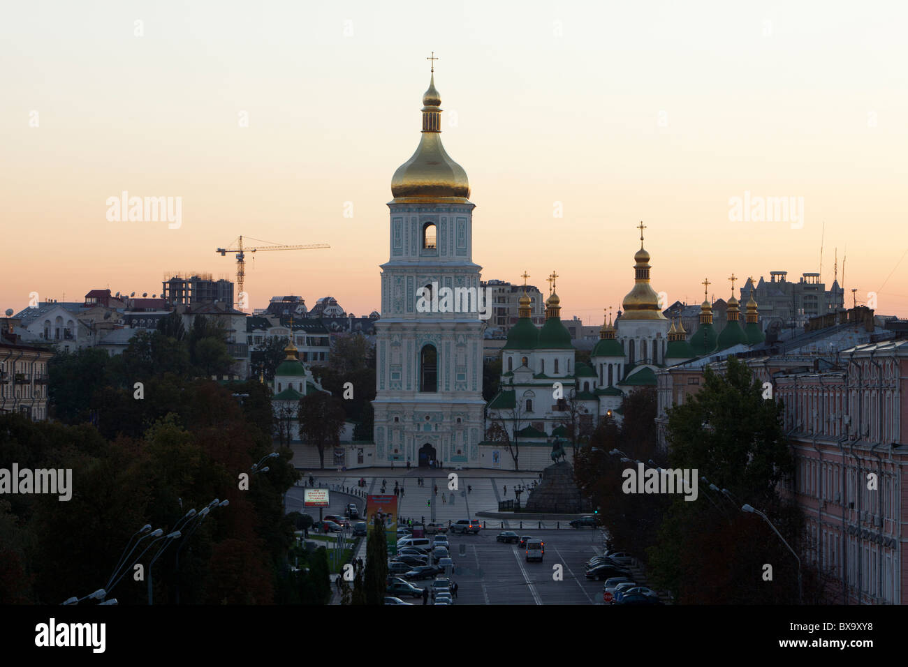 Panoramablick über die Hagia Sophia-Kathedrale, die zum UNESCO-Weltkulturerbe gehört, bei Sonnenuntergang in Kiew, Ukraine Stockfoto
