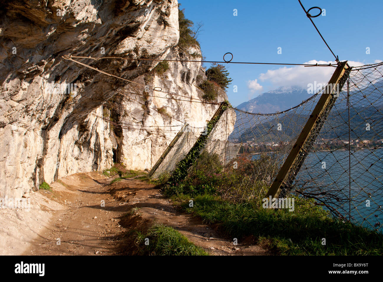 Bergstraße mit Metallkappen anti-Steinschlag Stockfoto