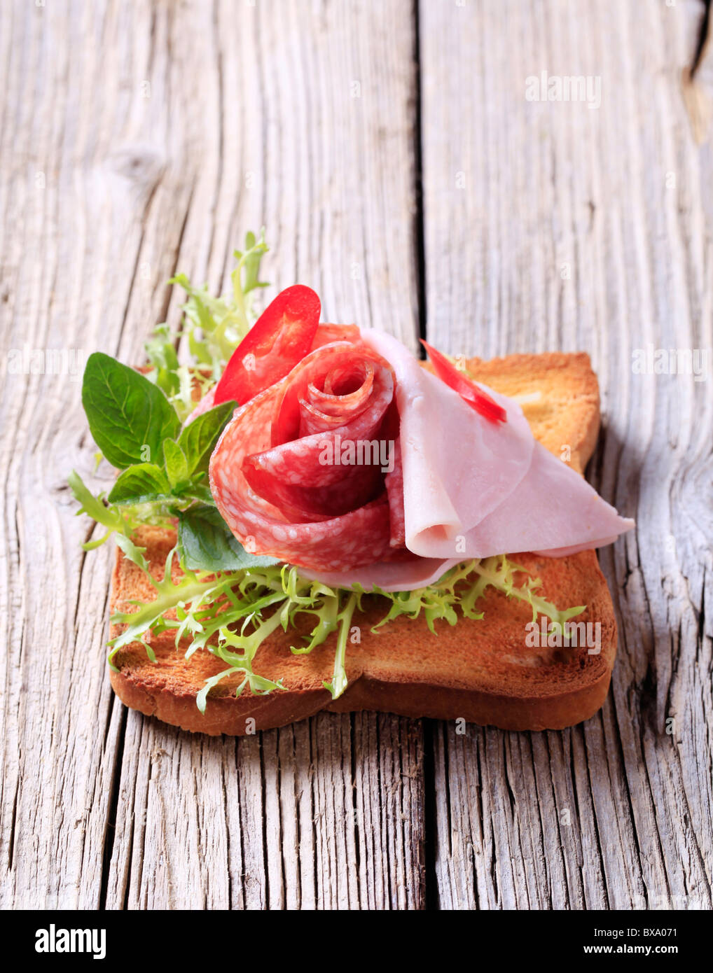 Schinken und Salami auf toast Stockfoto