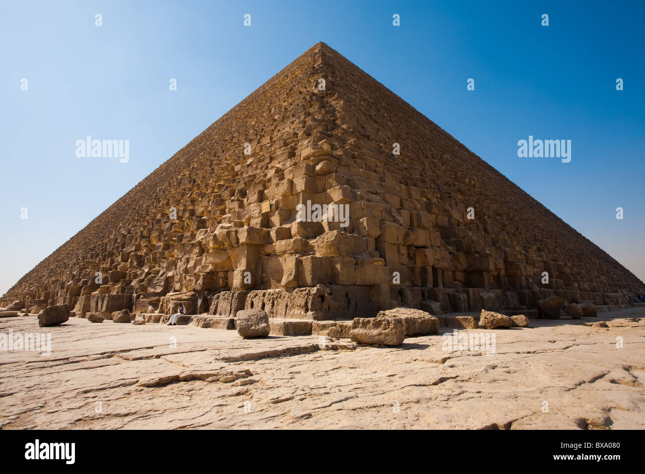 Polizist steht Wache an der Basis der Pyramide von Khufu (Cheops) zeigt relative Skala der menschlichen Größe der Bausteine Stockfoto