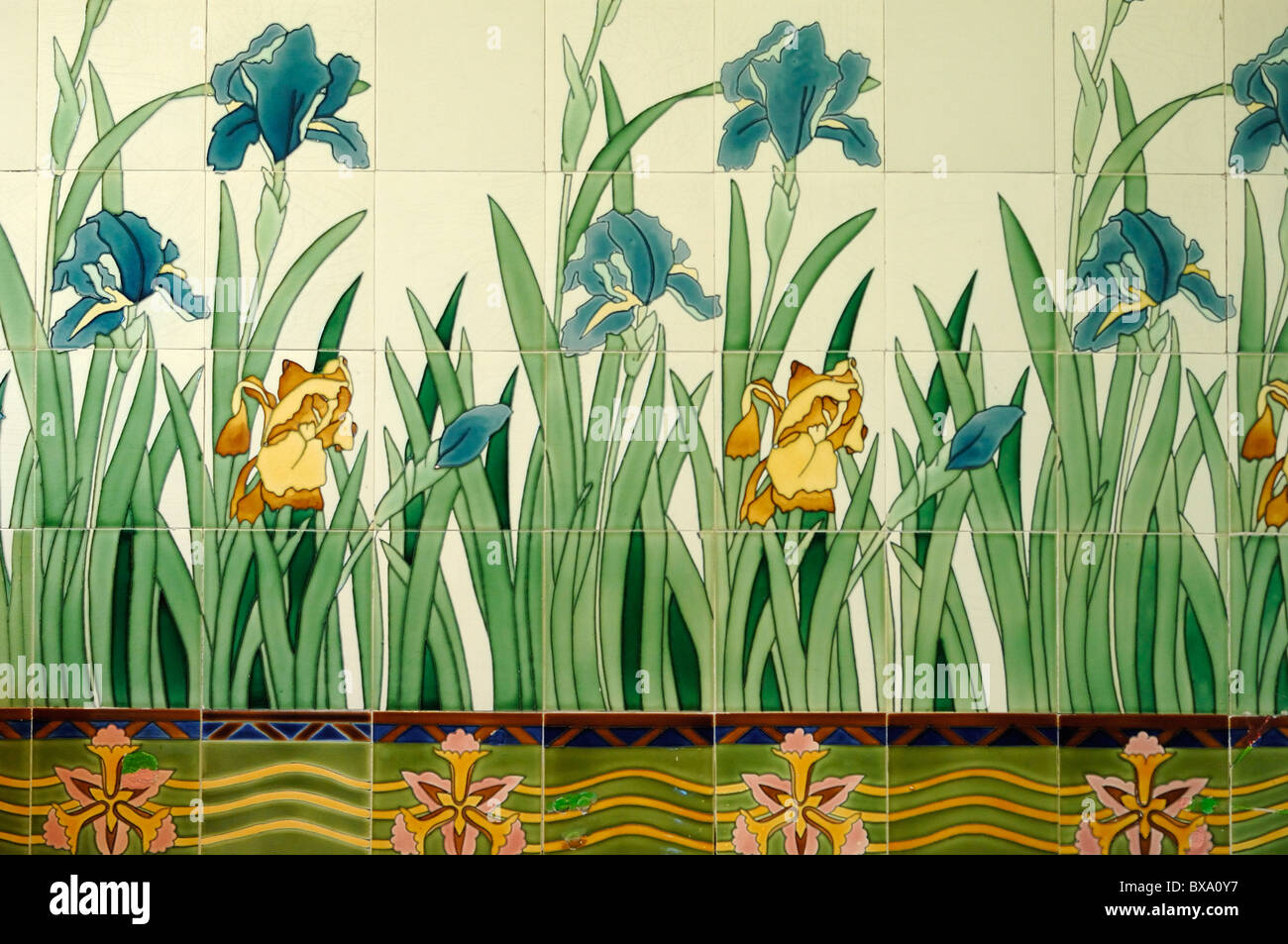 Florale Badezimmerfliesen oder Irises, Villa Sapinière Museum, Barcelonnette, Ubaye Valley, Alpes-de-Haute-Provence, Frankreich Stockfoto