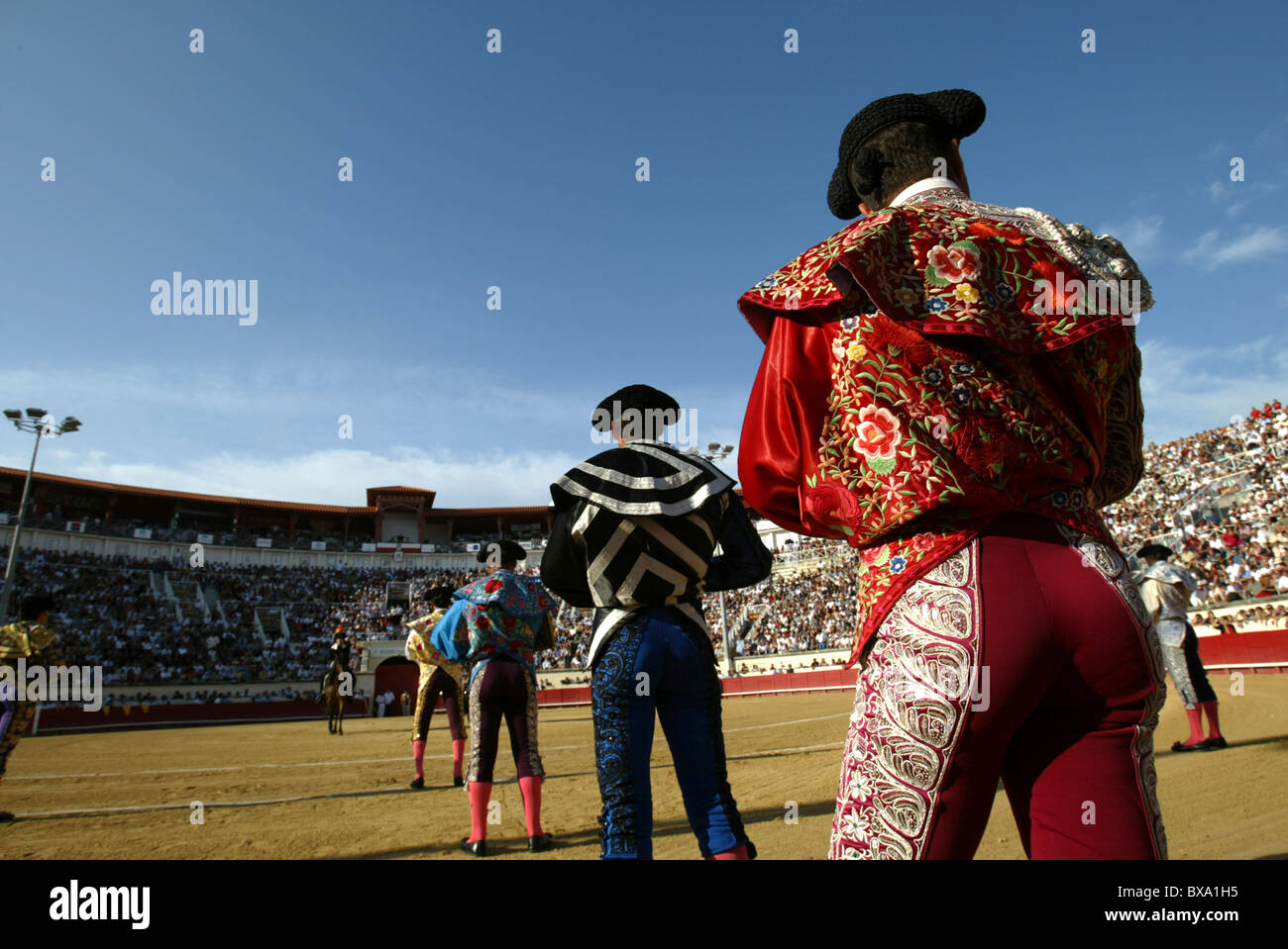 Stierkämpfer in der Arena mit einer Parade Cape kommt Stockfoto