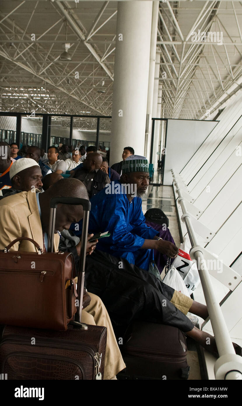 Afrikanische Passagiere an Bord des Flugzeugs in Bole international Airport in Addis Ababa, Äthiopien warten. Stockfoto