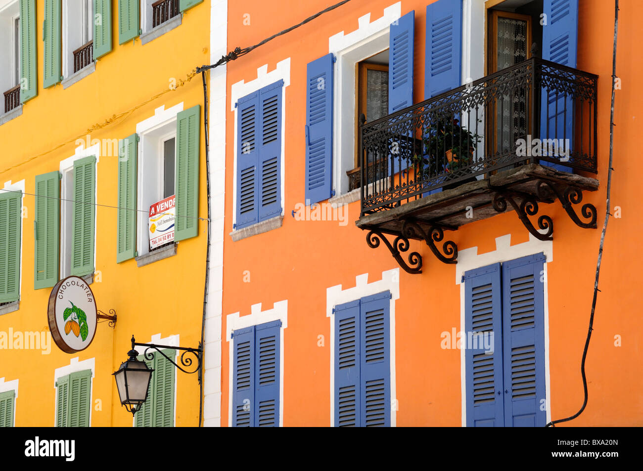 Bunte oder bunte historische Fassade oder bemalte Fassaden in der Altstadt Barcelonnette, Ubaye Valley, Alpes-de-Haute-Provence, Frankreich Stockfoto
