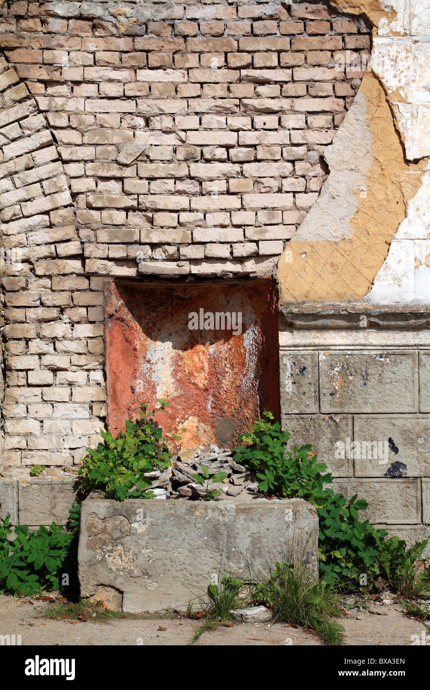 Wand des alten zerstörten Gebäudes Stockfoto
