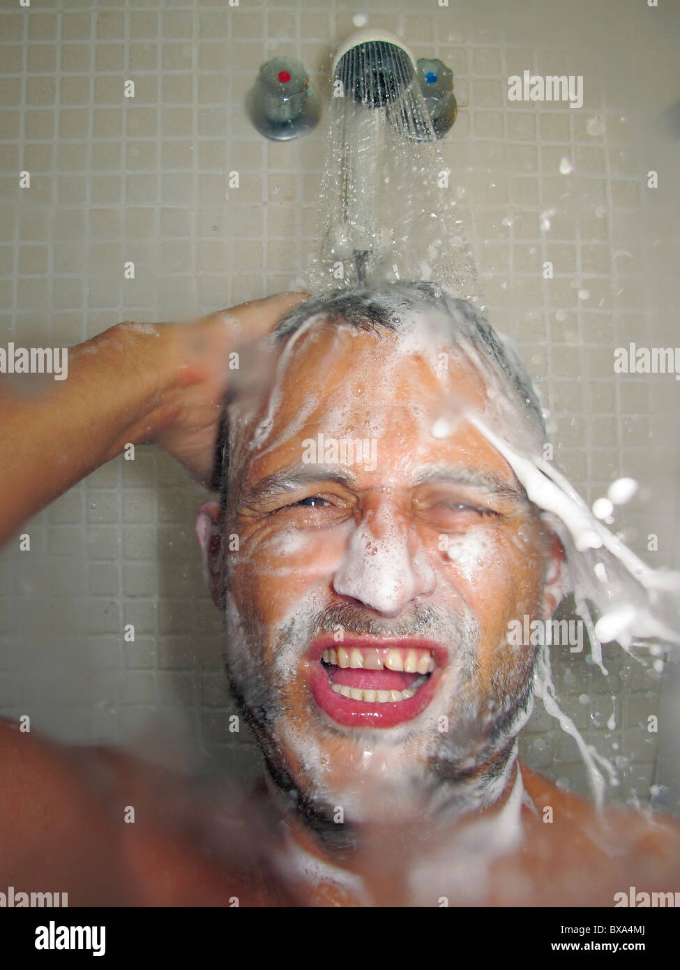 Mann unter der Dusche Stockfotografie - Alamy