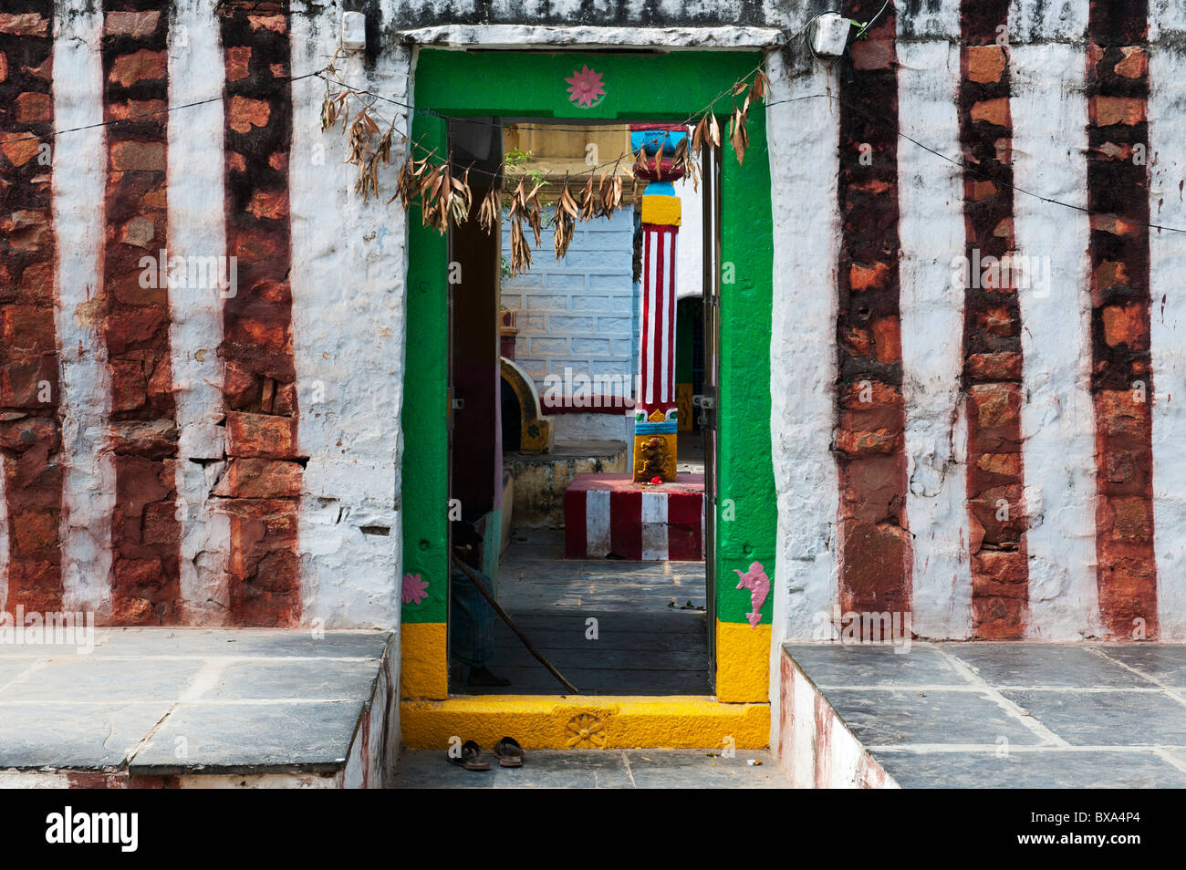 Eingangsportal zu einem alten Dorf hindu Tempel, Bukkapatnam, Andhra Pradesh, Indien Stockfoto