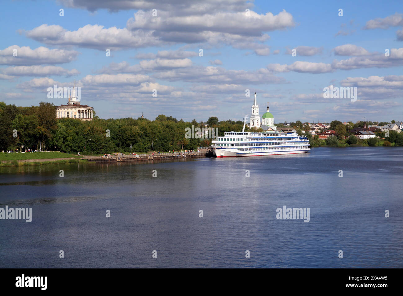 Russland Twer Stadt Motorschiff am Kai Stockfoto