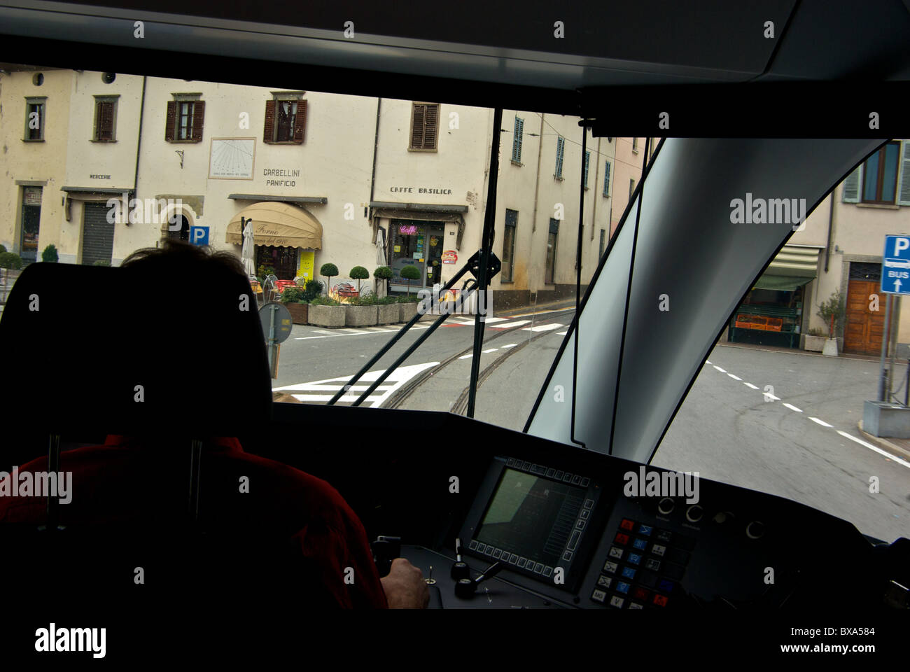 Blick vom Fahrer Bediener Fach Windschutzscheibe Bernina Express Zug durch Mitte von Tirano Italien Stockfoto