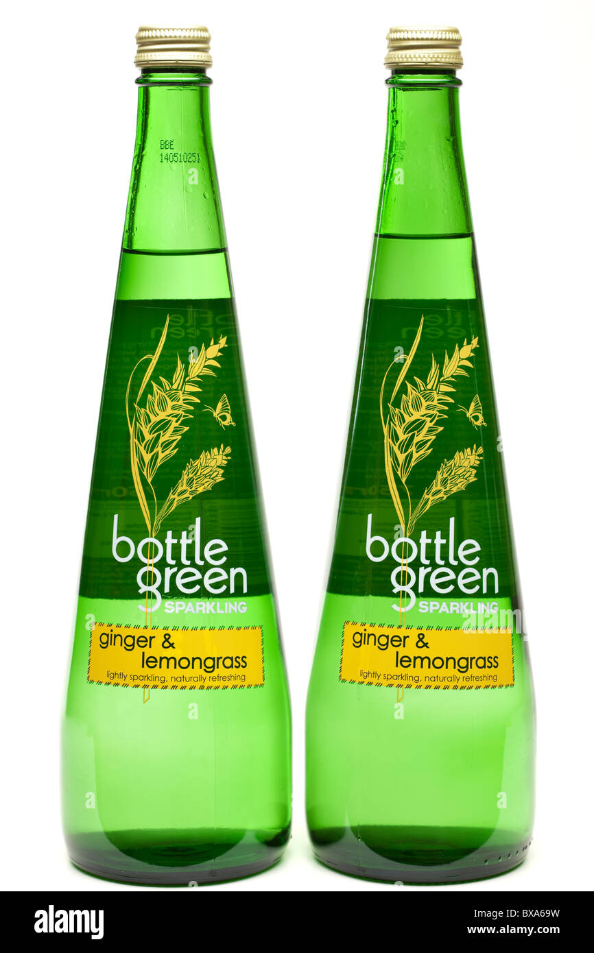 Zwei Flaschen Flaschengrün Ingwer und Zitronengras Sekt trinken Stockfoto