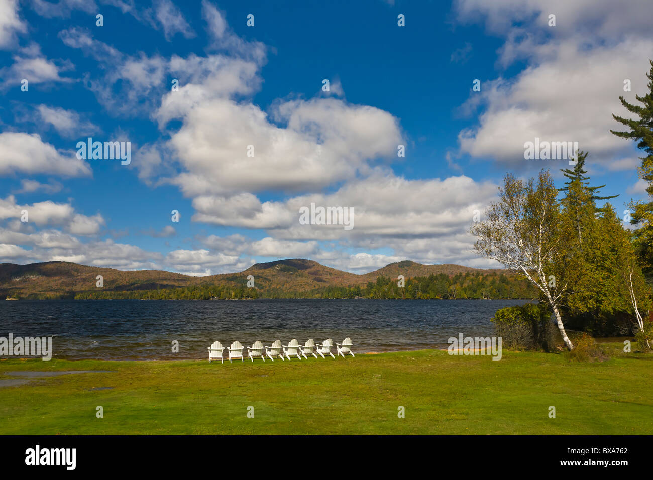 Weiße Stühle am Ufer des Blue Mountain Lake in den Adirondack Mountains of New York Stockfoto